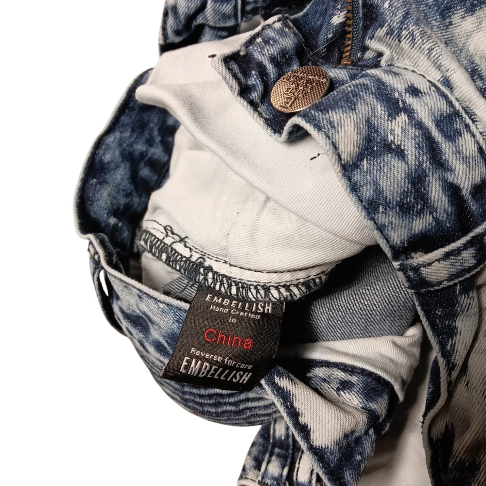 EMBELLISH MEN'S SIZE 30×32.5 CLASSIC ACID WASHED JEANS.